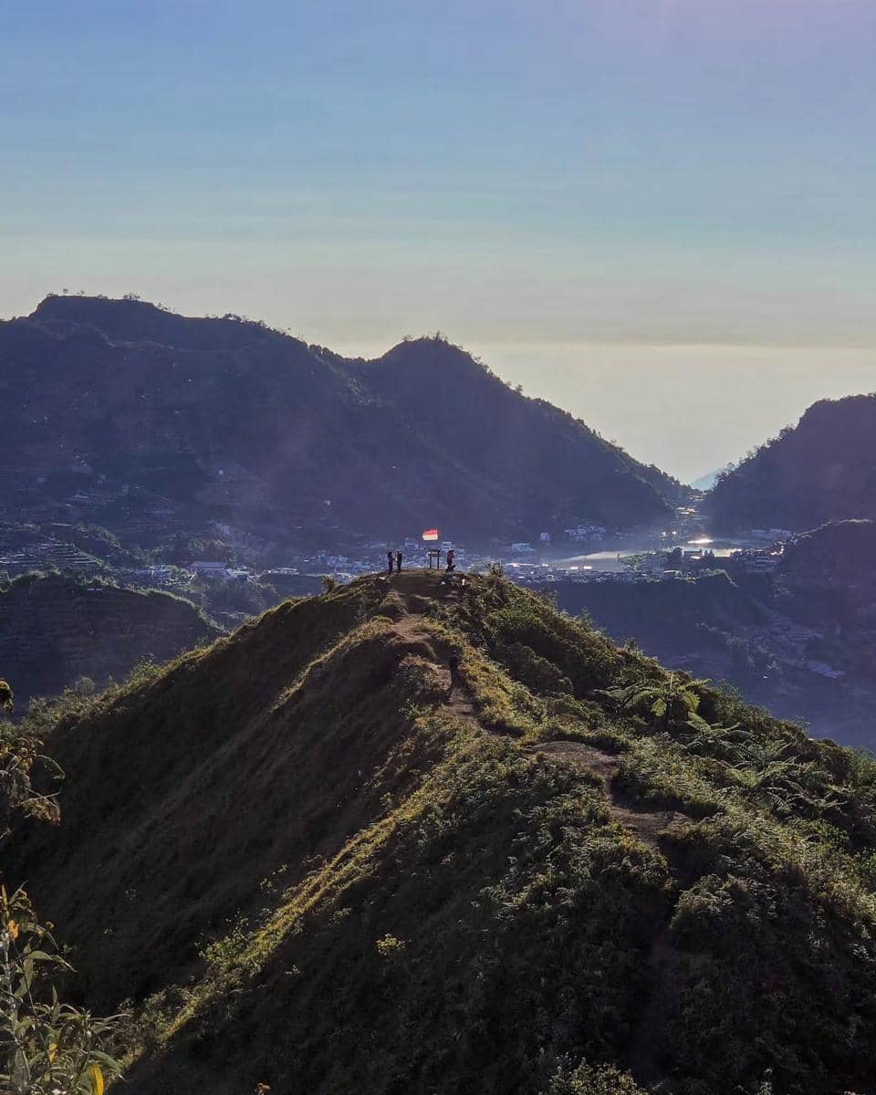 Dwi Handayani ajak keluarga mendaki Gunung Bismo
