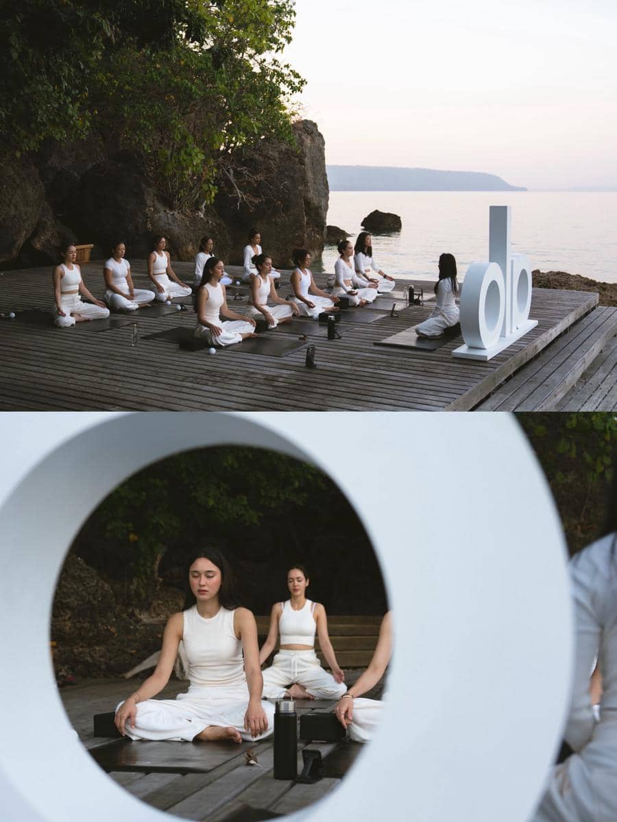 Cathy Sharon yoga di tepi pantai Pulau Moyo