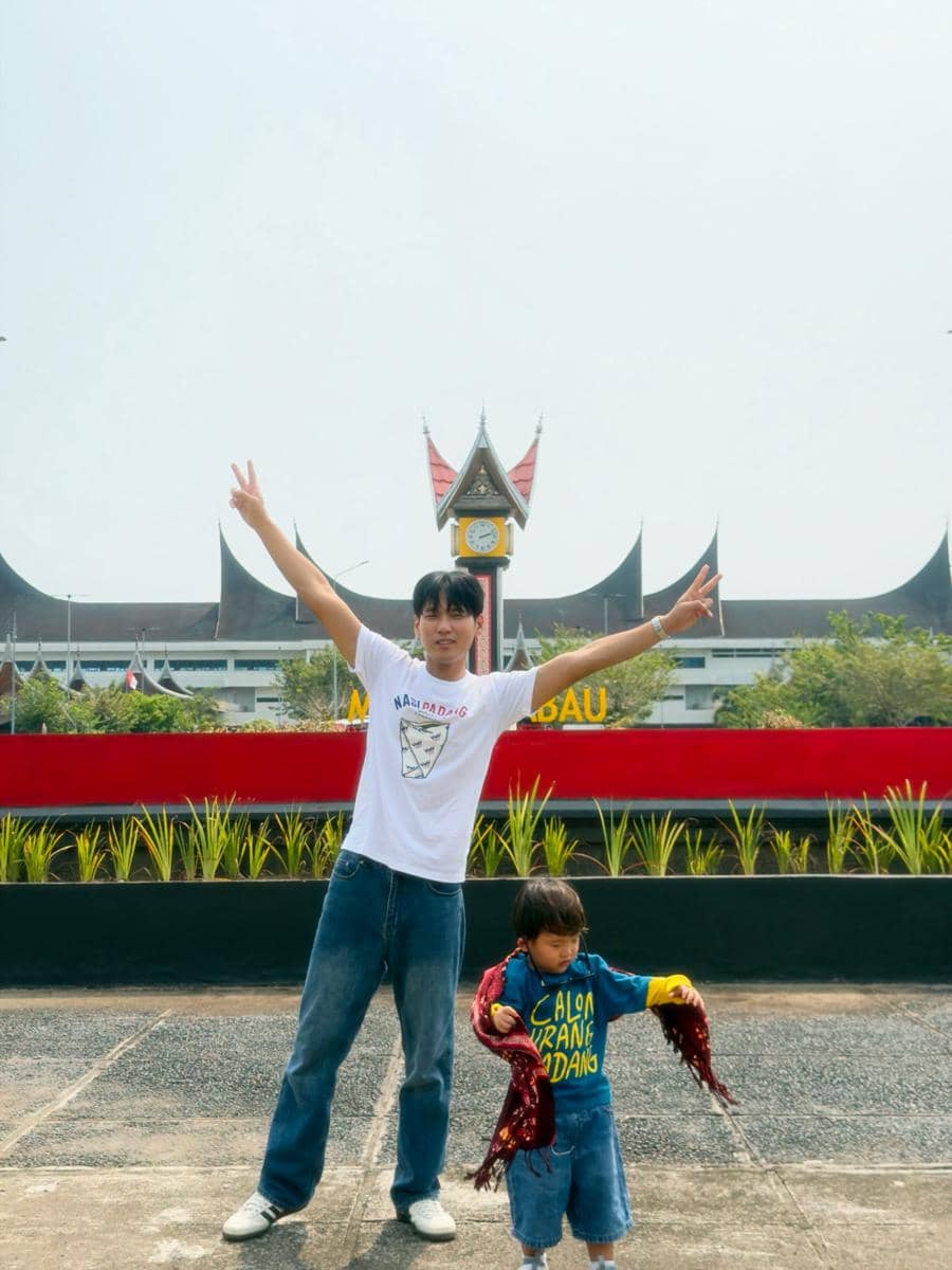 Na Daehoon ajak anak keduanya liburan di Kota Padang