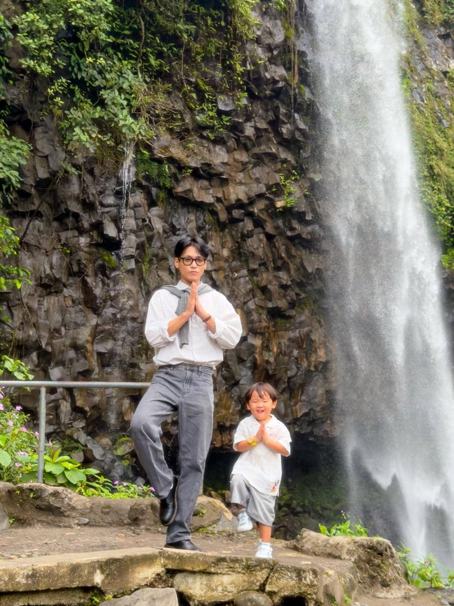 Na Daehoon ajak anak keduanya liburan di Kota Padang
