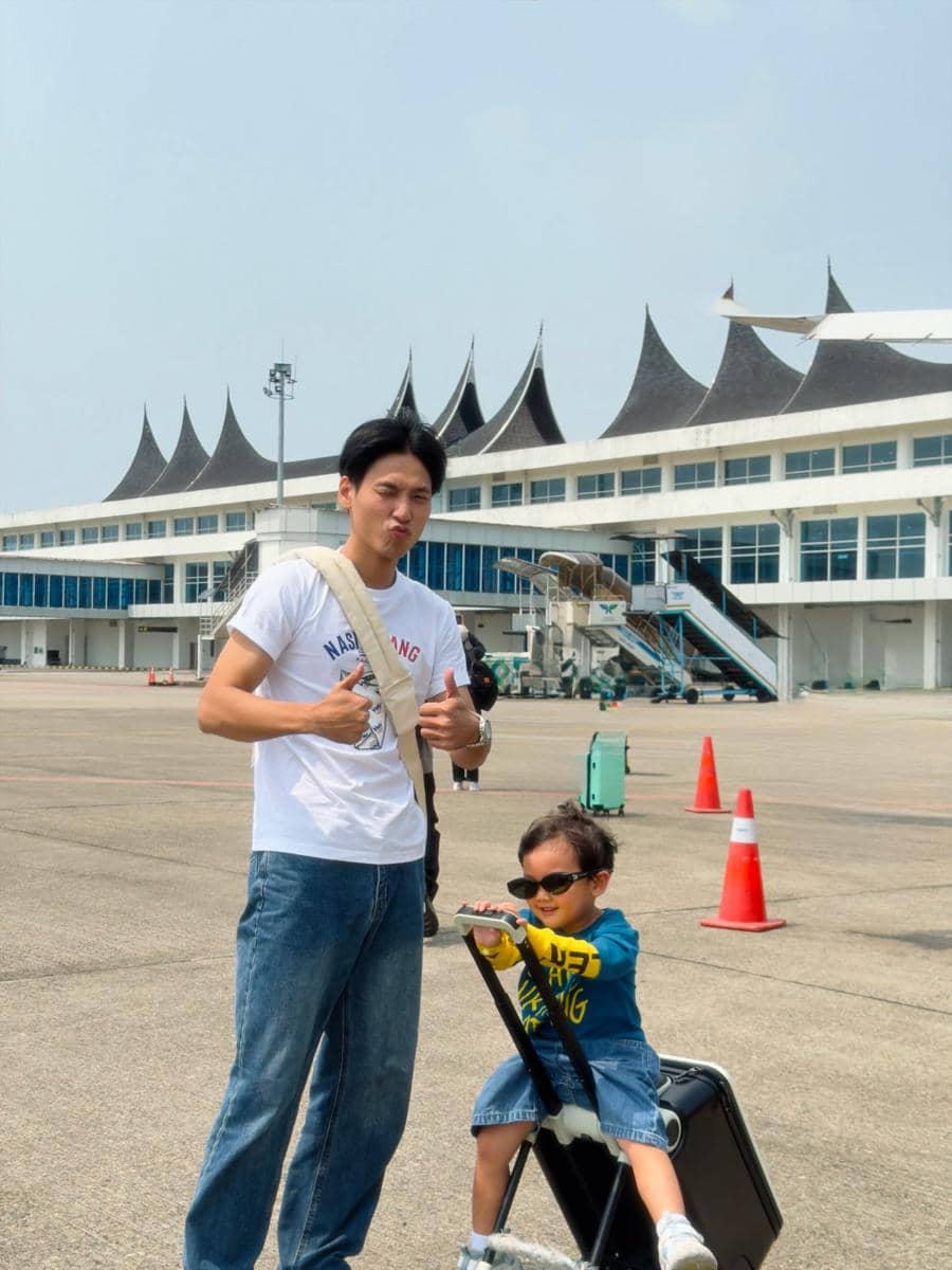 Na Daehoon ajak anak keduanya liburan di Kota Padang