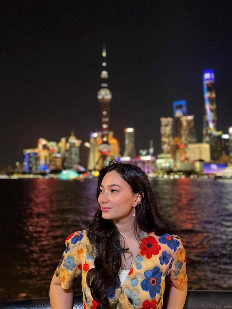 Asmirandah dan Chloe menikmati suasana malam Kota Shanghai