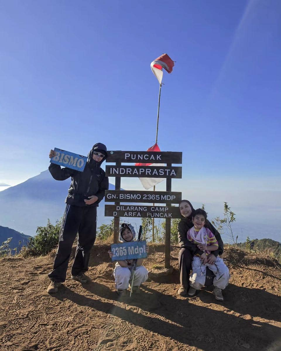 Dwi Handayani ajak keluarga mendaki Gunung Bismo