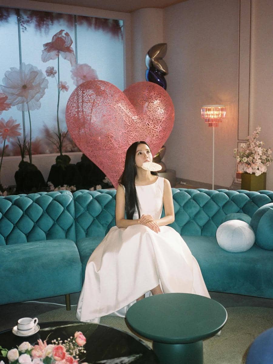 Potret Jisoo BLACKPINK dengan rambut panjang gelap, menatap kamera dalam unggahan Instagram @sooyaaa__.