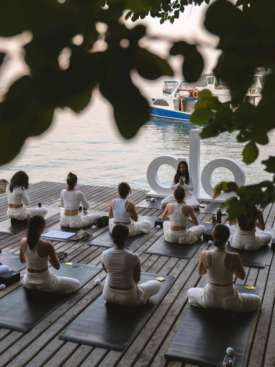 Cathy Sharon yoga di tepi pantai Pulau Moyo