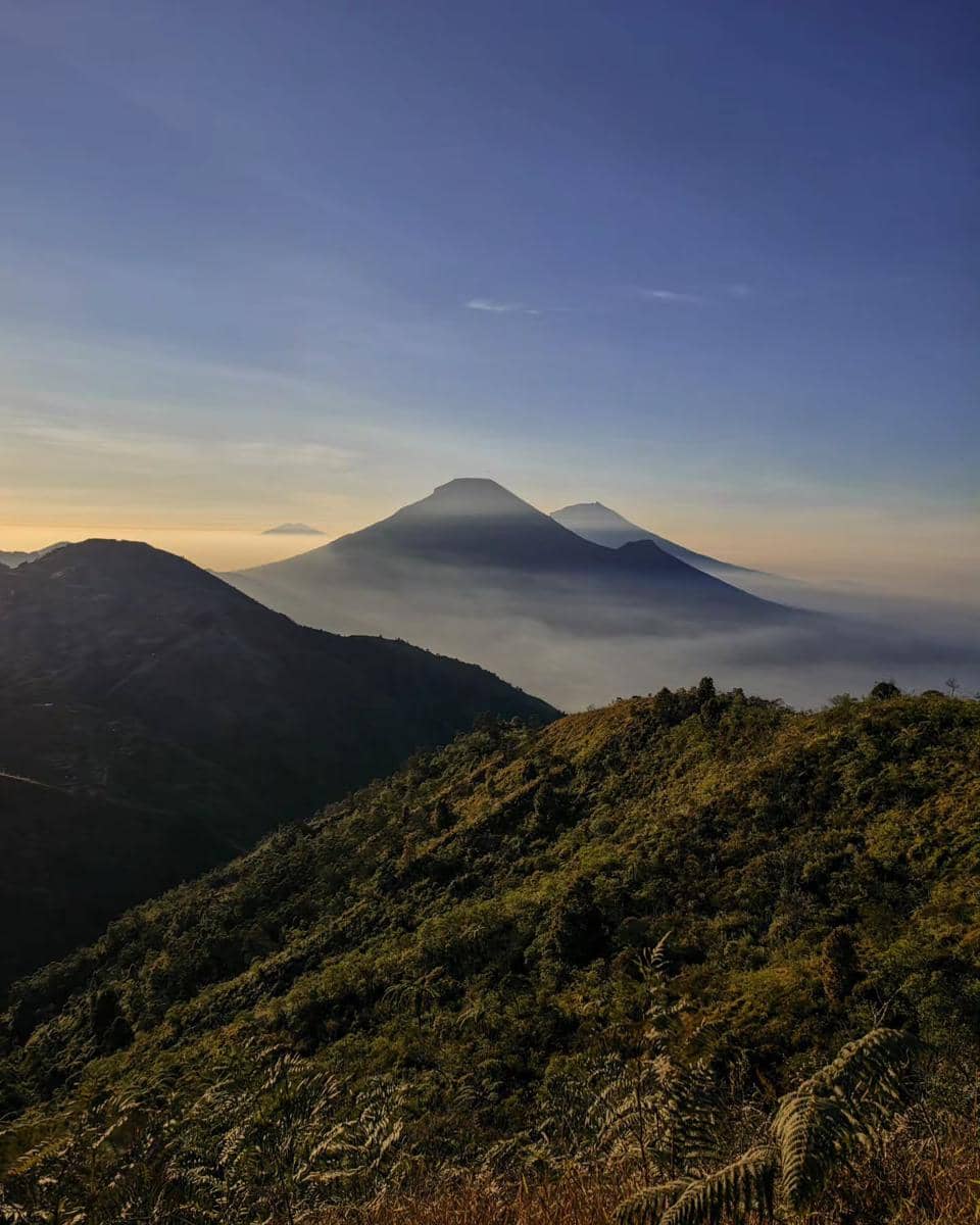 Dwi Handayani ajak keluarga mendaki Gunung Bismo