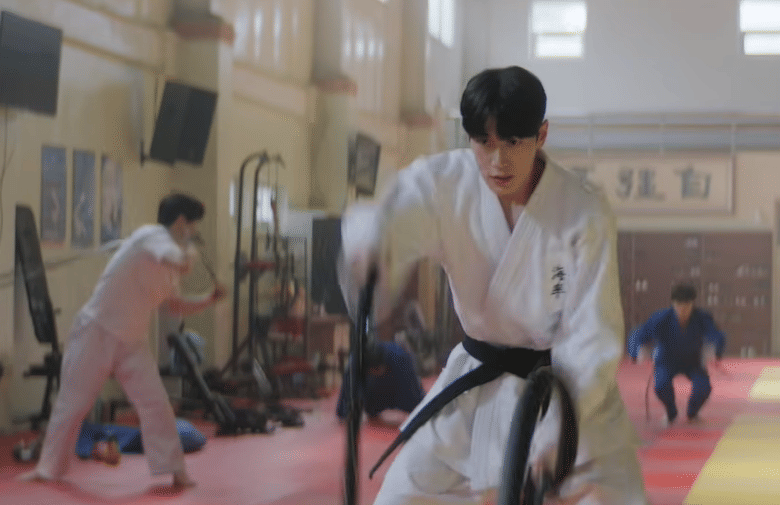 Tangkapan layar adegan drama Korea Dive Into You dari kanal YouTube Viki Global TV dengan para pemerannya.