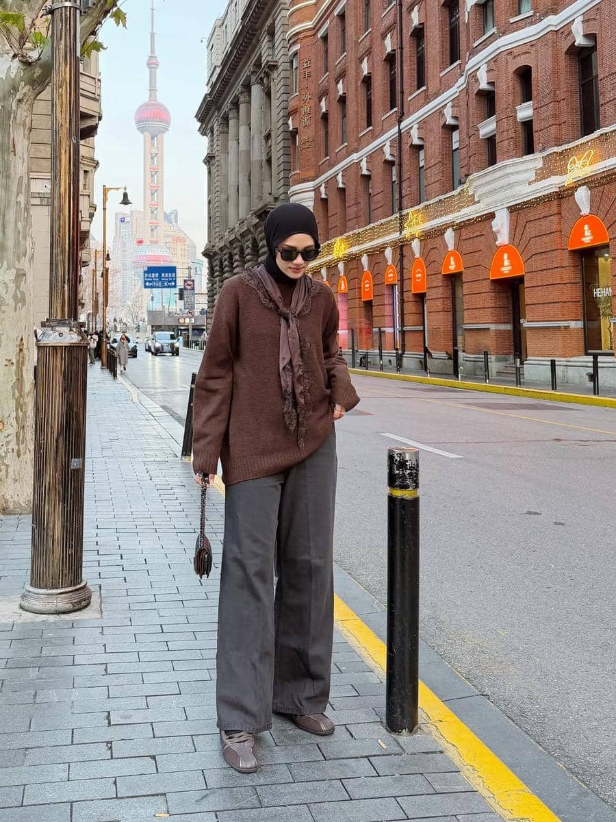 ide padu padan sweater ala Rania Sukandari
