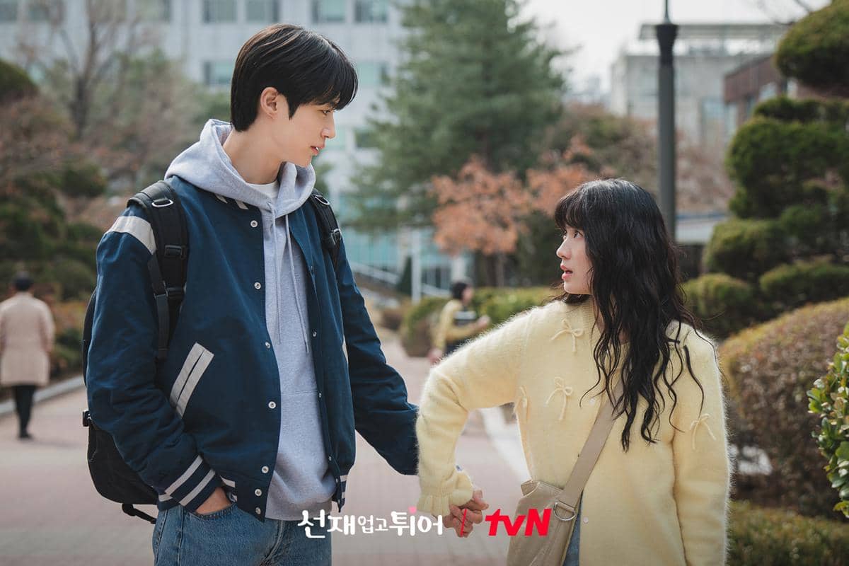 Still cut drama Korea Lovely Runner yang memperlihatkan suasana adegan bersama para pemeran dalam cerita.