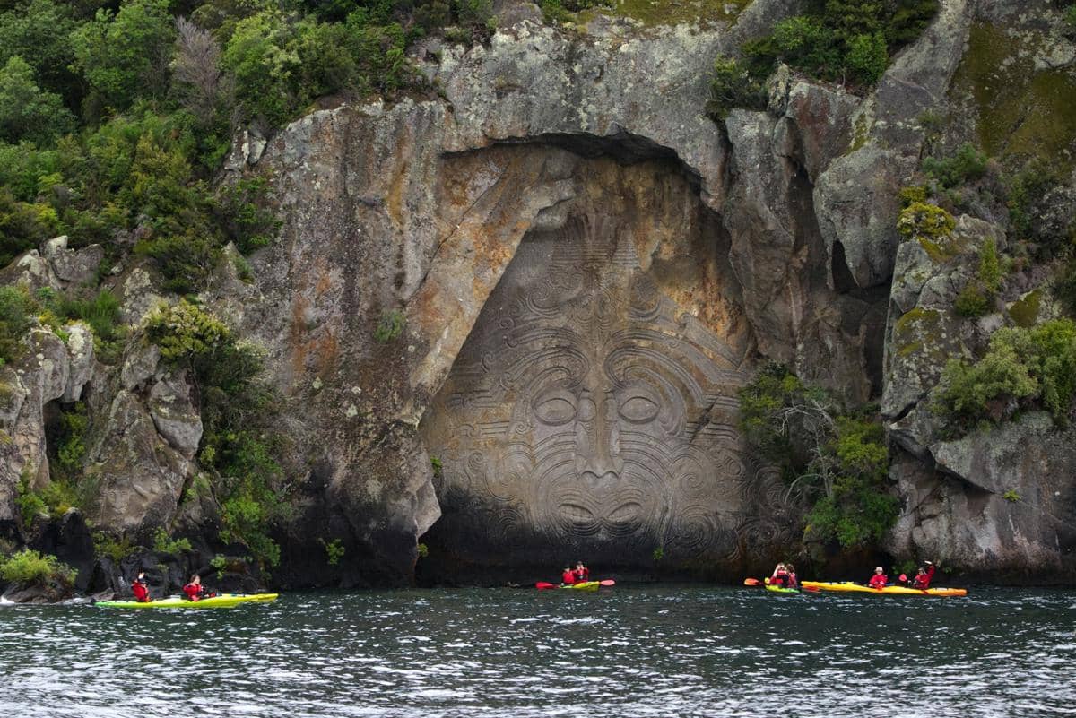 ilustrasi suasana musim gugur di Lake Taupo