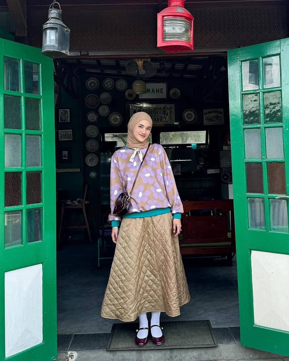 ide padu padan sweater ala Rania Sukandari