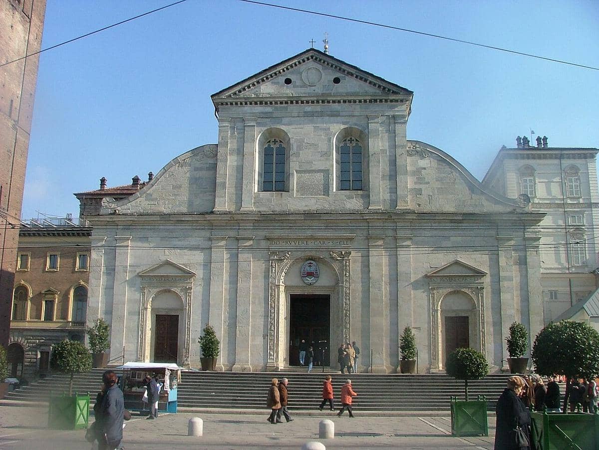 potret fasad Katedral Turin yang memakai material marmer putih