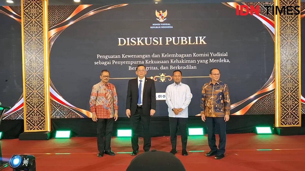 Ketua KY RI Abdul Chair Ramadhan didampingi Anggota Komisi Yudisial, Andi Muhammad Asrun foto bersama Gubernur Sulsel, Andi Sudirman Sulaima
