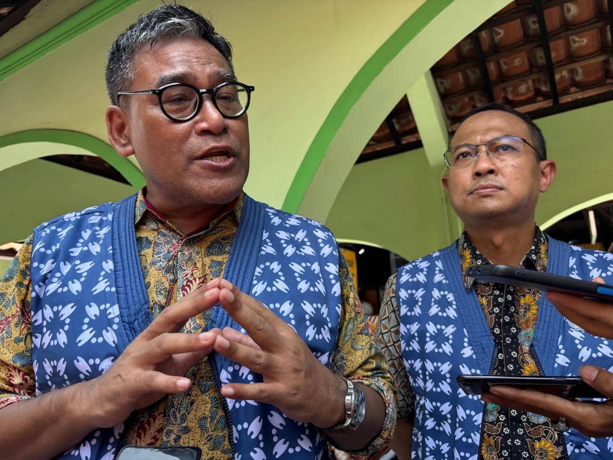 (ki-ka) President Director Pertamina Foundation, Agus Mashud S. Asngari dan Corporate Secretary Pertamina, Arya Dwi Paramita. (IDN Times/Herlambang Jati Kusumo)