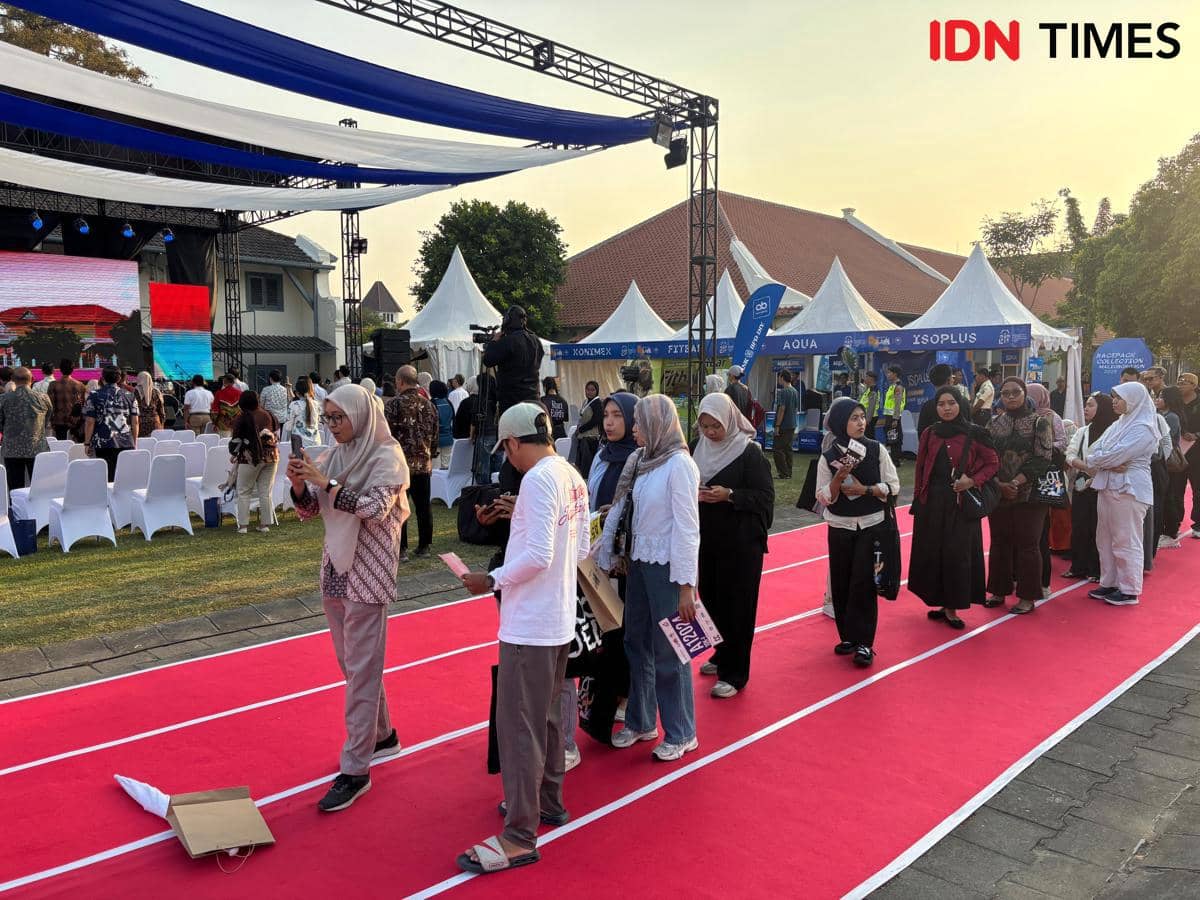 Suasana pengambilan race pack Malioboro Run 2026, di Benteng Vredeburg, Jumat (2/10/2026). (IDN Times/Herlambang Jati Kusumo)
