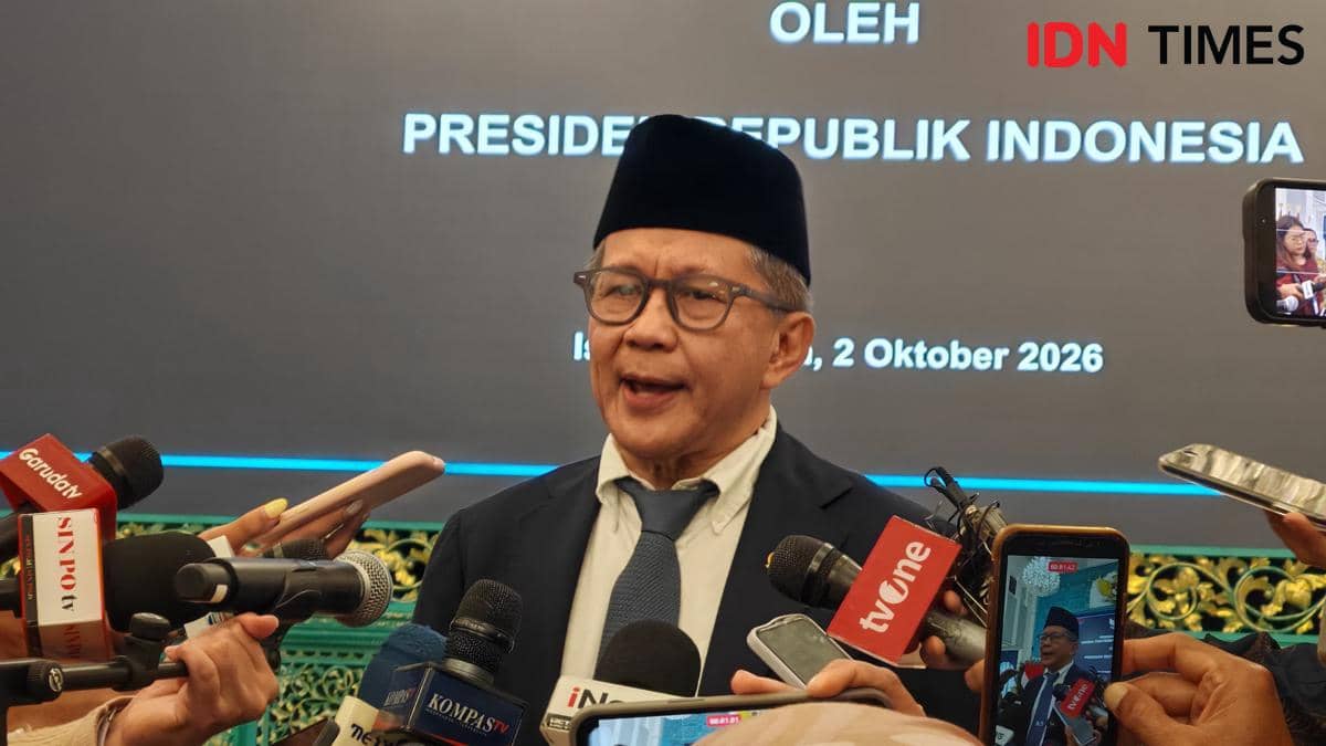 Pelantikan Rocky Gerung sebagai anggota Watimpres di Istana Merdeka, Jumat (2/10/2026). (IDN Times/Ilman Nafi'an)