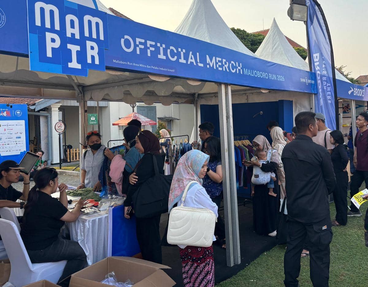 Suasana pengambilan race pack Malioboro Run 2026, di Benteng Vredeburg, Jumat (2/10/2026). (IDN Times/Herlambang Jati Kusumo)