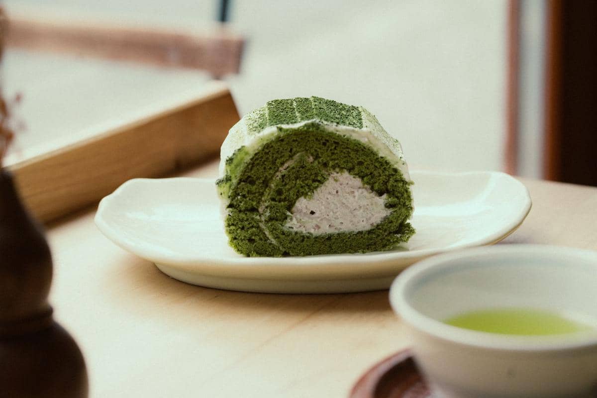 Ilustrasi ube matcha menampilkan perpaduan khas warna ungu dari ube dan hijau dari matcha dalam sajian minuman.