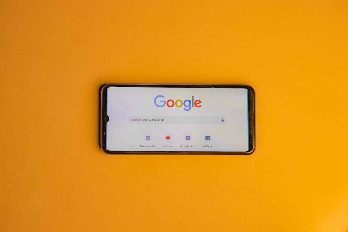 Ilustrasi Google dengan logo berwarna-warni yang merepresentasikan layanan teknologi dan pencarian daring.