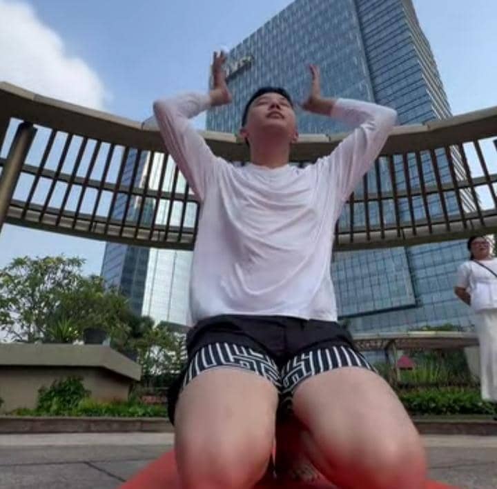Rangga Moela pertama kali belajar yoga