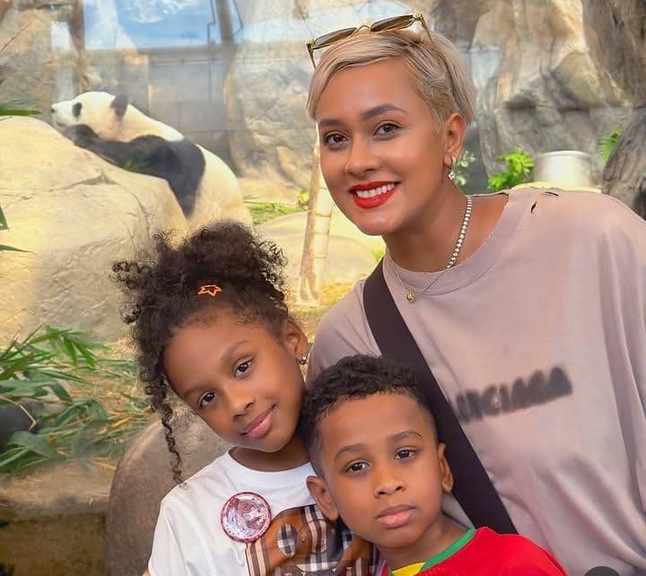 Kimmy Jayanti dan anak-anak jalan-jalan di Ocean Park, Hong Kong