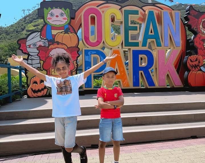 Kimmy Jayanti dan anak-anak jalan-jalan di Ocean Park, Hong Kong