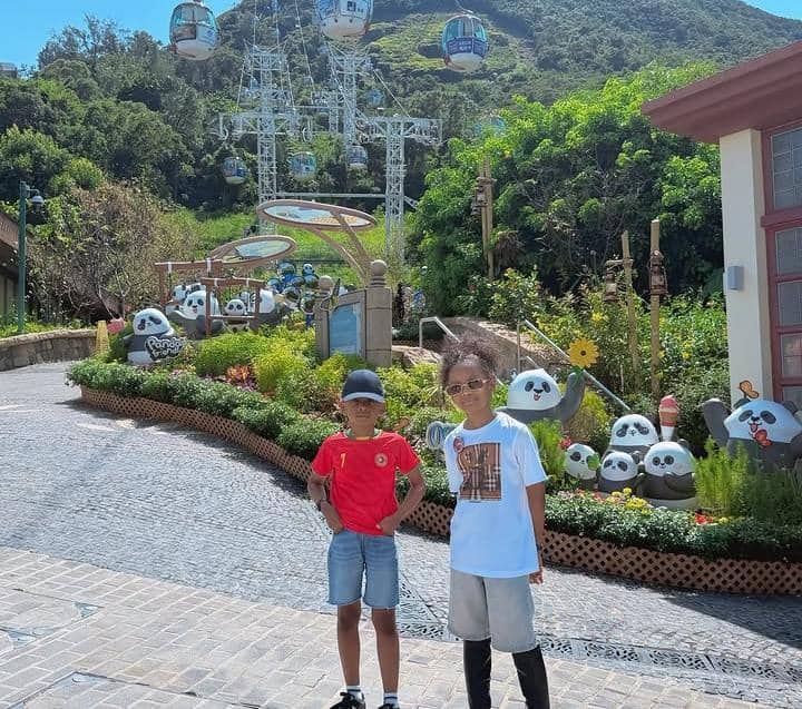 Kimmy Jayanti dan anak-anak jalan-jalan di Ocean Park, Hong Kong