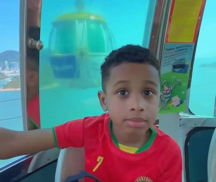 Kimmy Jayanti dan anak-anak jalan-jalan di Ocean Park, Hong Kong