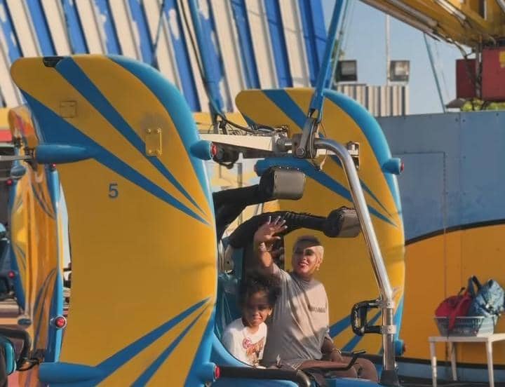 Kimmy Jayanti dan anak-anak jalan-jalan di Ocean Park, Hong Kong