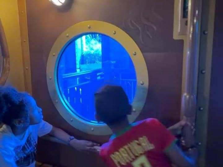 Kimmy Jayanti dan anak-anak jalan-jalan di Ocean Park, Hong Kong