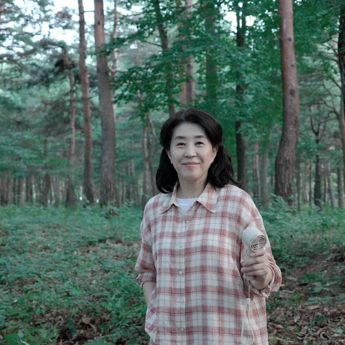 Potret aktris Kim Mi Kyung dalam unggahan di akun Instagram @kim_mee_kyung dengan tampilan kasual.