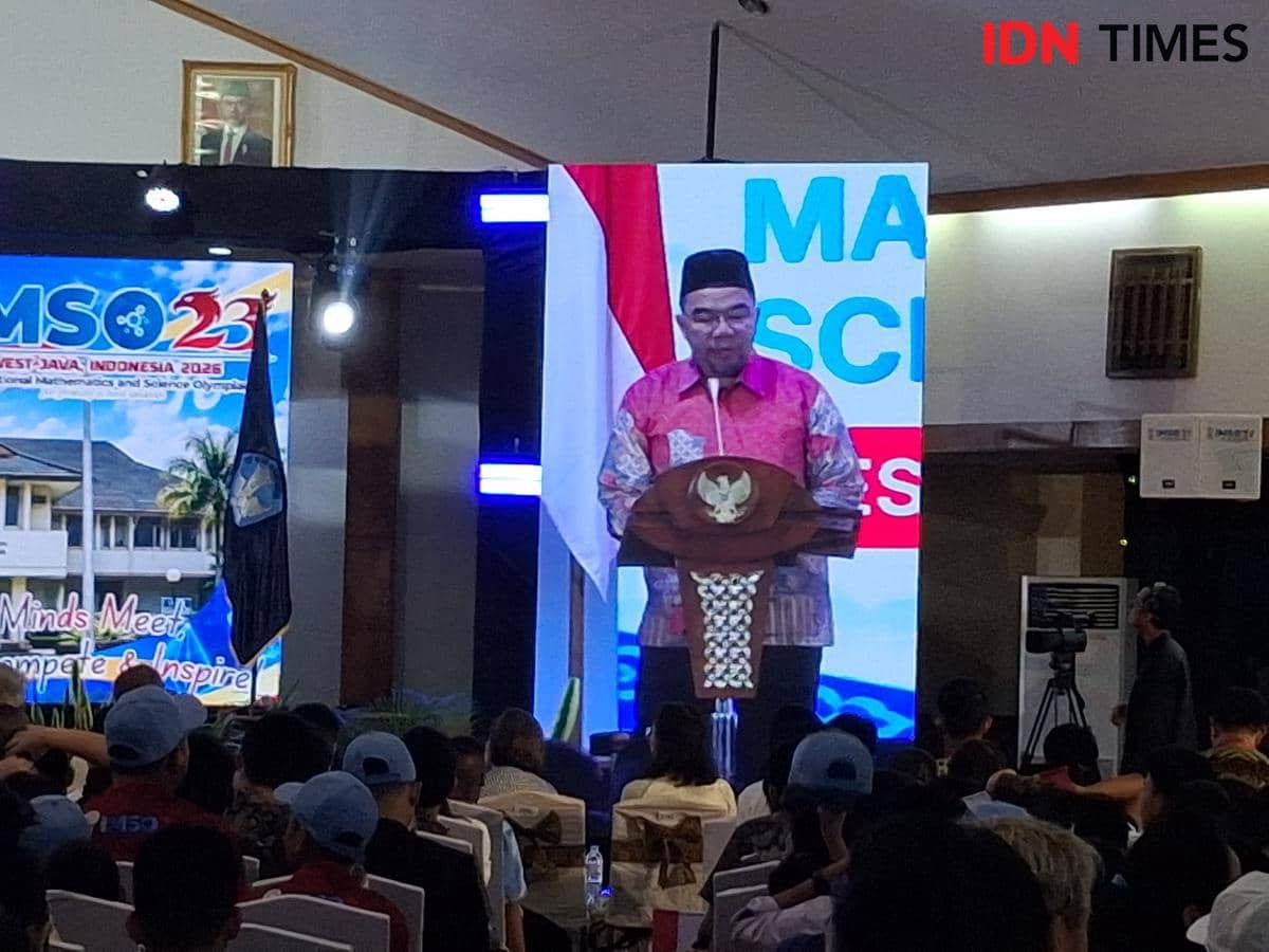 Raden Ridwan Hasan Saputra menyampaikan sambutan pada pembukaan Olimpiade Matematika dan Sains Internasional ke-23 di Depok.
