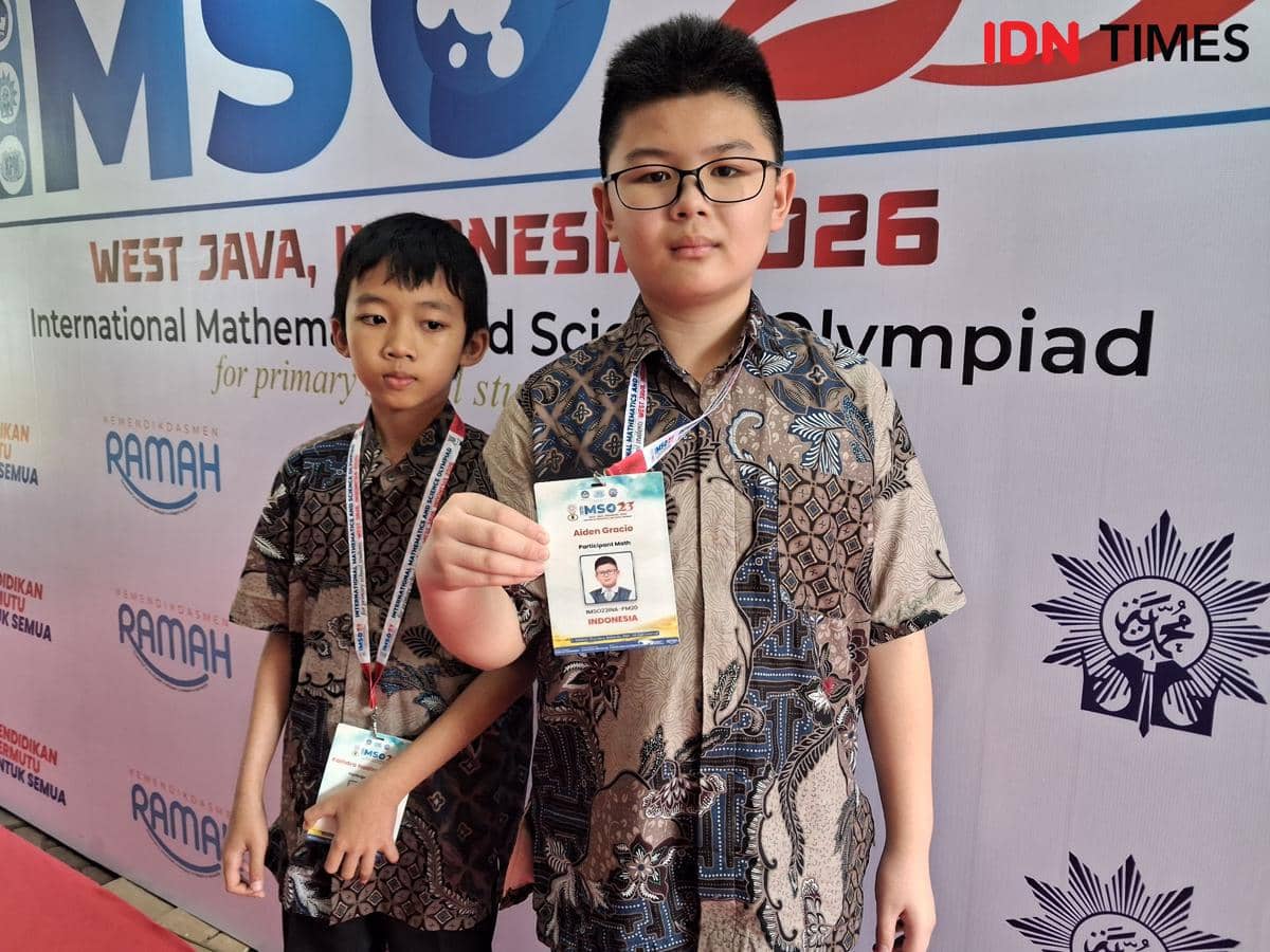 Kaindra Nadira Said Tama dan Aiden Gracio diwawancarai usai Olimpiade Matematika dan Sains Internasional di Depok.