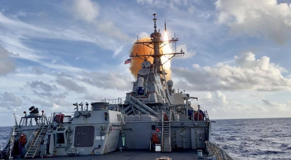 USS Benfold luncurkan rudal SM-6 dalam latihan Valiant Shield 2022, Juni 2022.