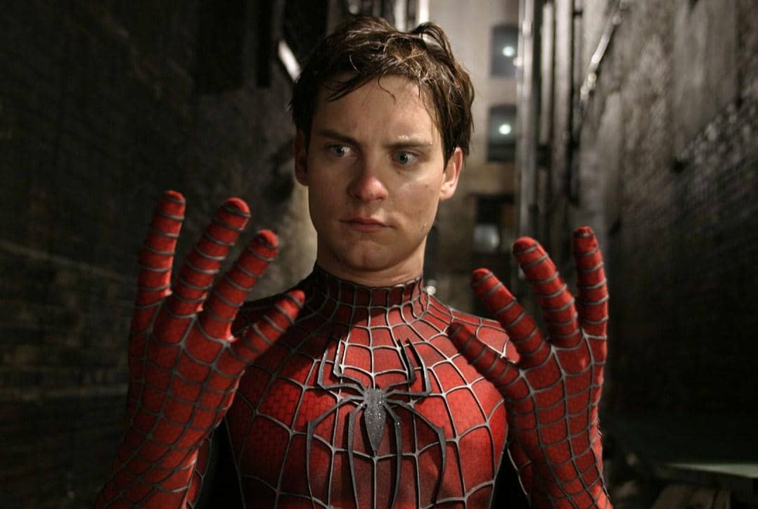 Potret Tobey Maguire dalam materi promosi film Spider-Man produksi Sony Pictures, berdasarkan keterangan gambar.