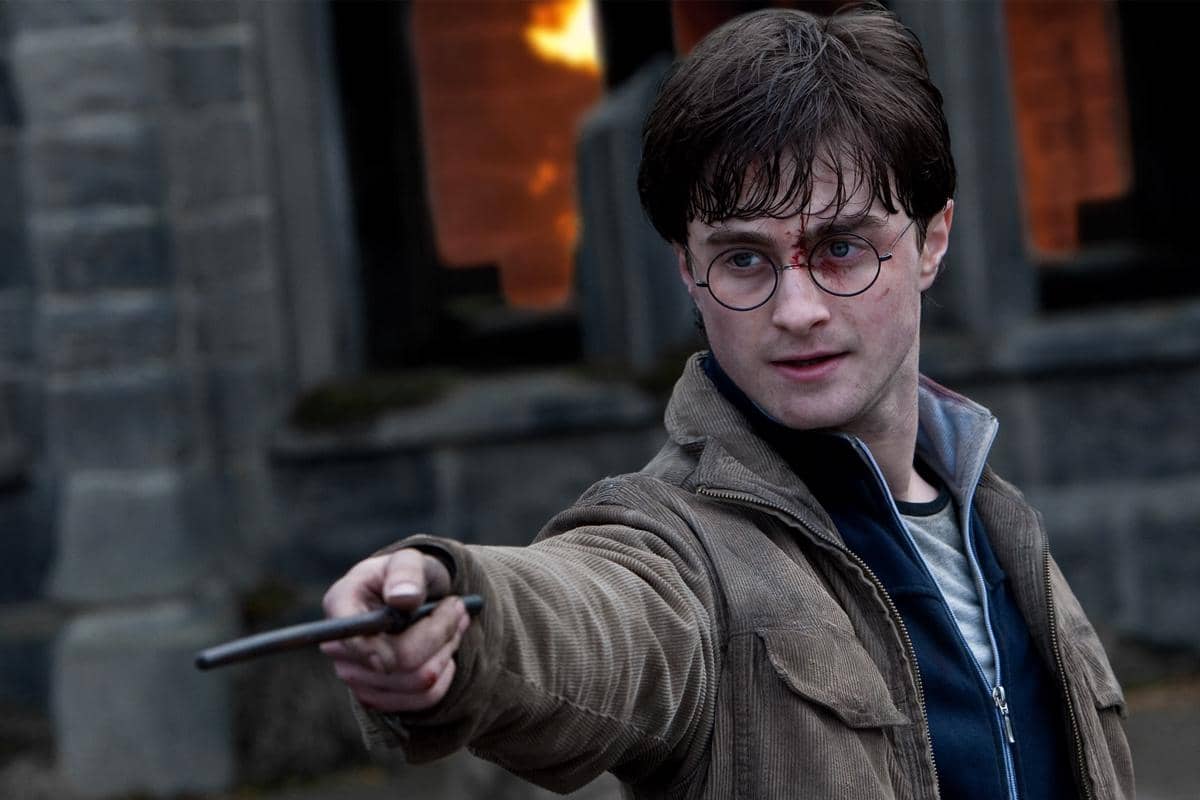 Visual Harry Potter, waralaba film fantasi produksi Warner Bros., sebagaimana tercantum dalam keterangan gambar.