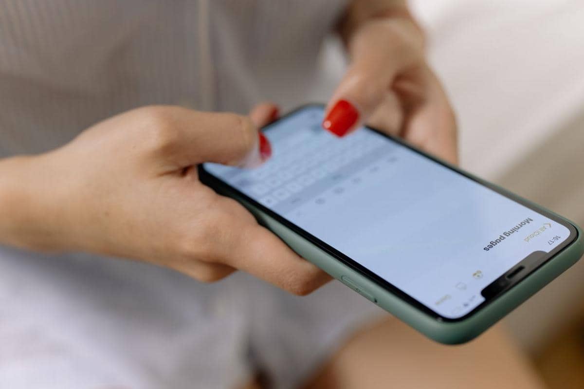 mengetik chat di smartphone (pexels.com/cottonbro studio)