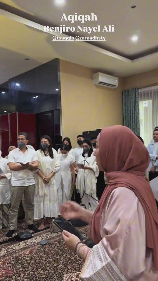 Momen akikah Baby Benji, anak Adhisty Zara, dalam unggahan yang dibagikan di akun Instagram zaraadhsty.