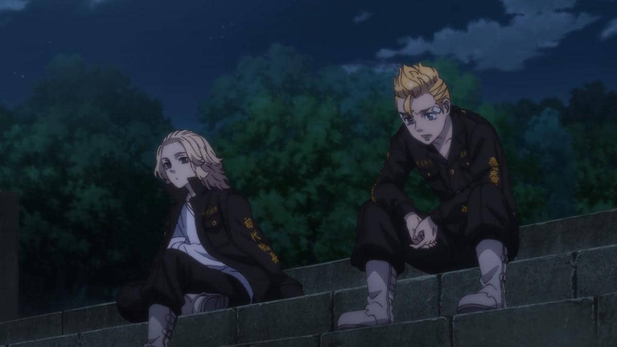 Takemichi berbicara kepada Mikey tentang perjalanan waktunya dalam adegan anime Tokyo Revengers musim keempat.