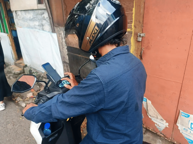 Kadang-kadang, aplikasi DANA sangat membantu Riki ketika menerima pesanan tambahan dari pelanggan (Dok. Mahrum/Riki)