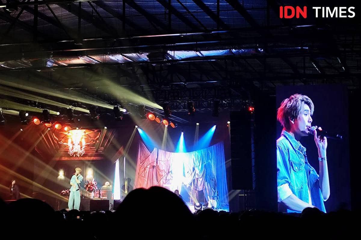 Fancon pertama Phuwin di Indonesia setelah berkarier sebagai aktor dan penyanyi.jpg