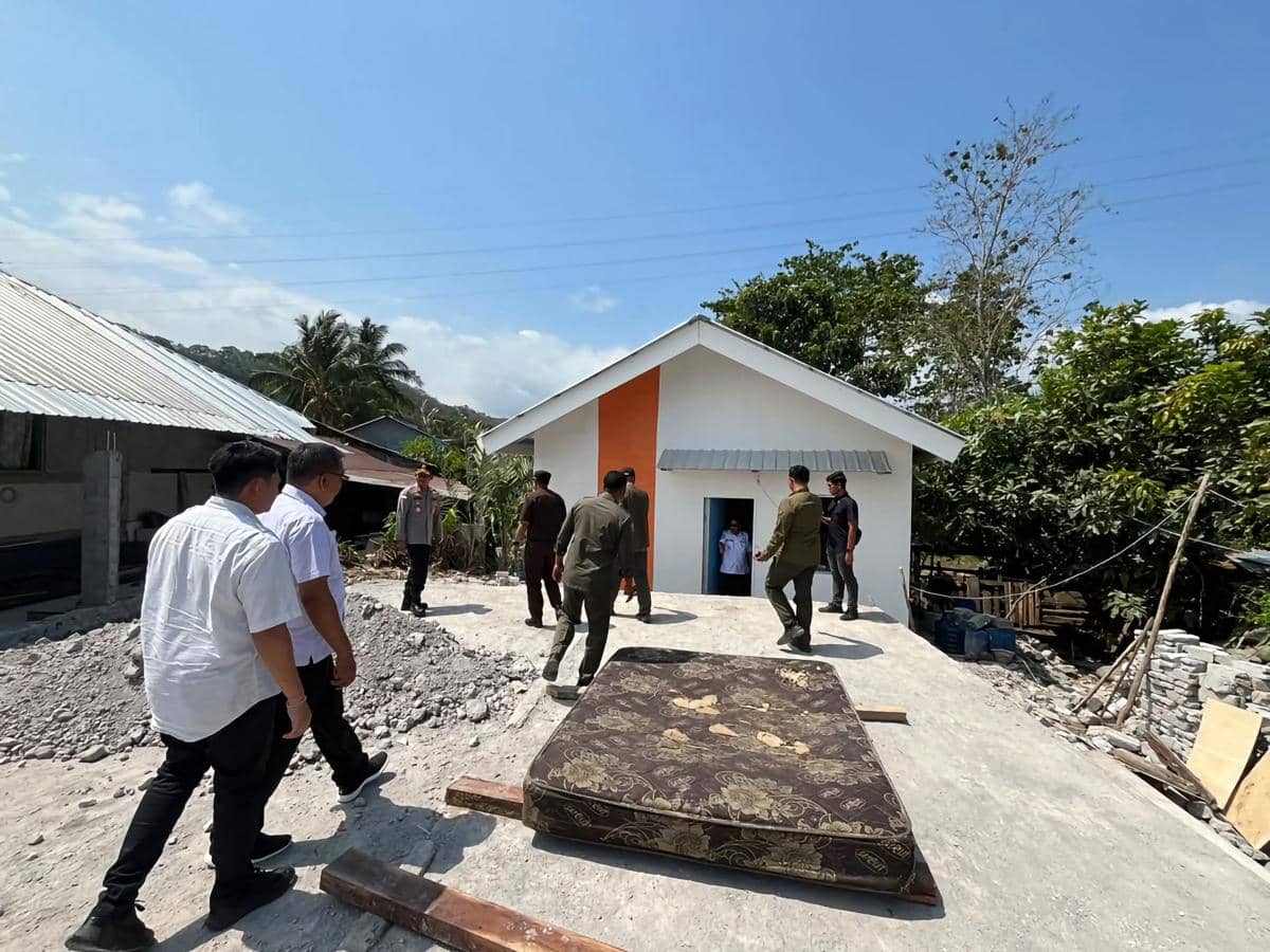 Petugas BNPB meninjau hunian sementara bagi warga terdampak gempa Flores dalam kunjungan lapangan.
