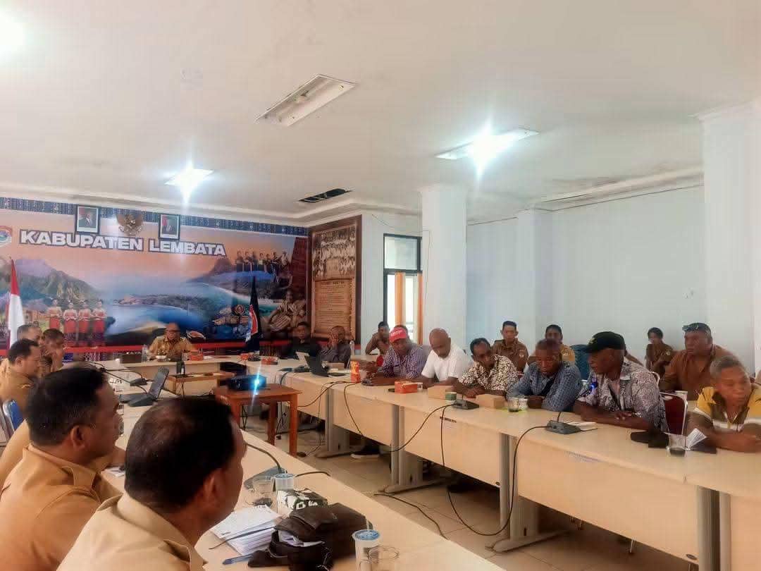 Bupati Lembata, perwakilan PLN, dan sejumlah warga duduk dalam rapat membahas PLTP Atadei di ruang pertemuan.