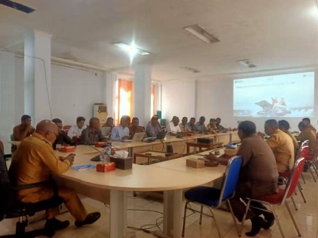 Bupati Lembata, perwakilan PLN, dan warga berdiskusi dalam rapat mengenai pengembangan PLTP Atadei.