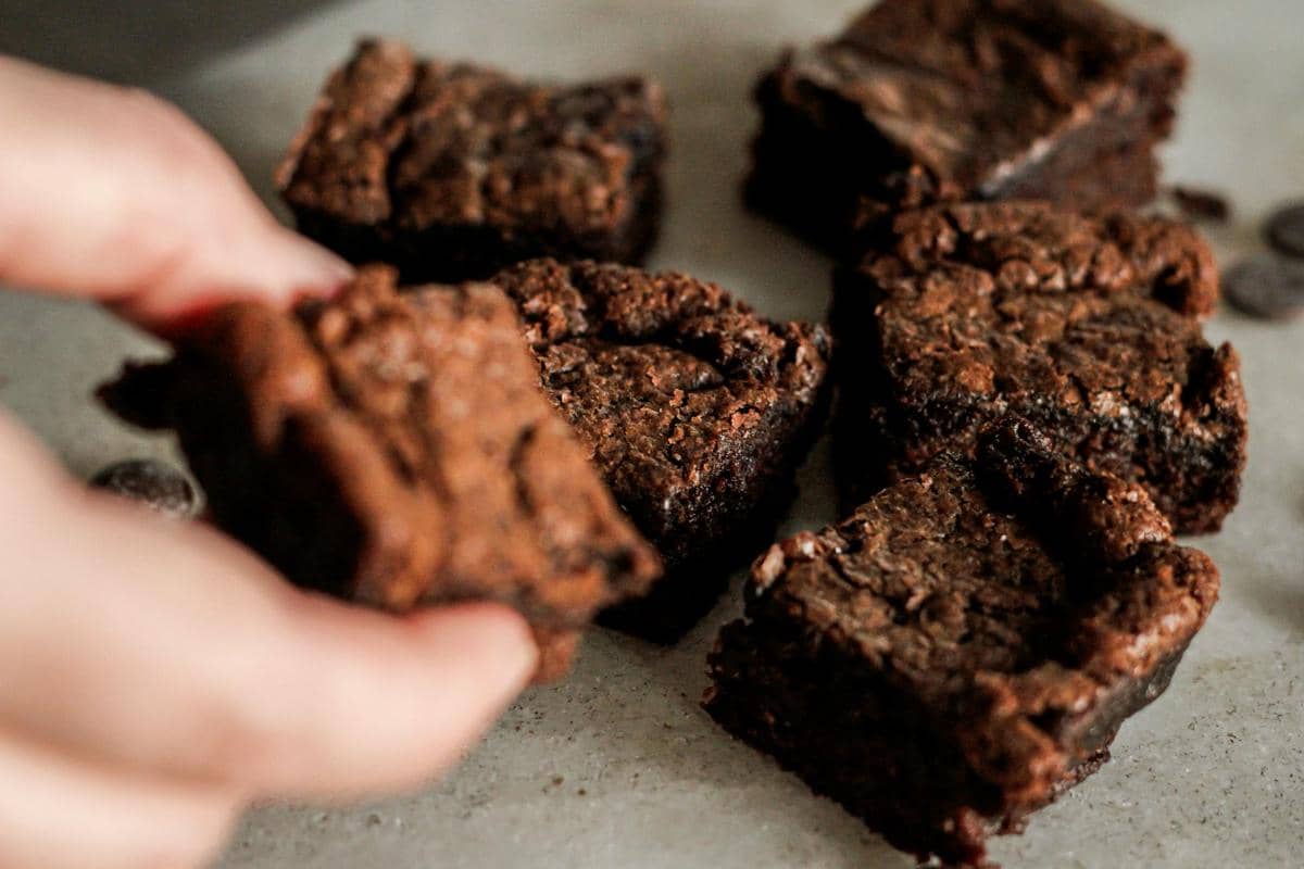 Ilustrasi brownies dark chocolate brown butter, kudapan cokelat bertekstur padat dengan rasa cokelat yang kaya.