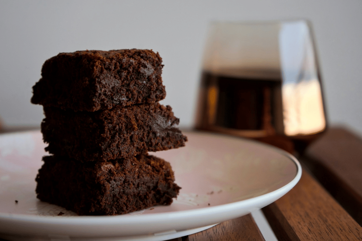 Resep Brownies Dark Chocolate Brown Butter dengan Sea Salt