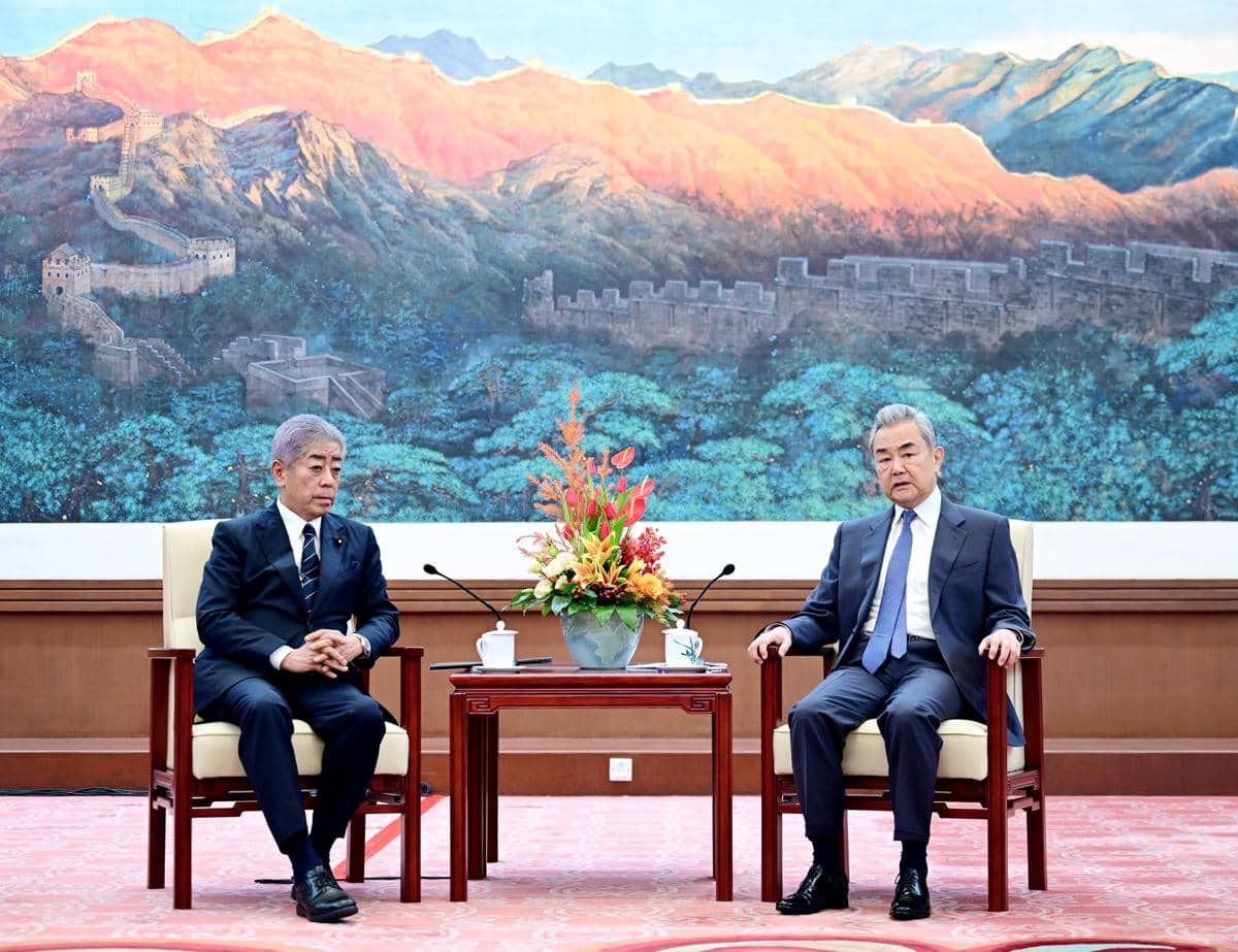 Menlu China Wang Yi (kanan) saat bertemu dengan mantan Menlu Jepang, Takeshi Iwaya, yang juga menjadi Presiden Asosiasi Jepang untuk Promosi Perdagangan Internasional di Beijing pada 28 September 2026. (x.com/SpoxCHN_LinJian)