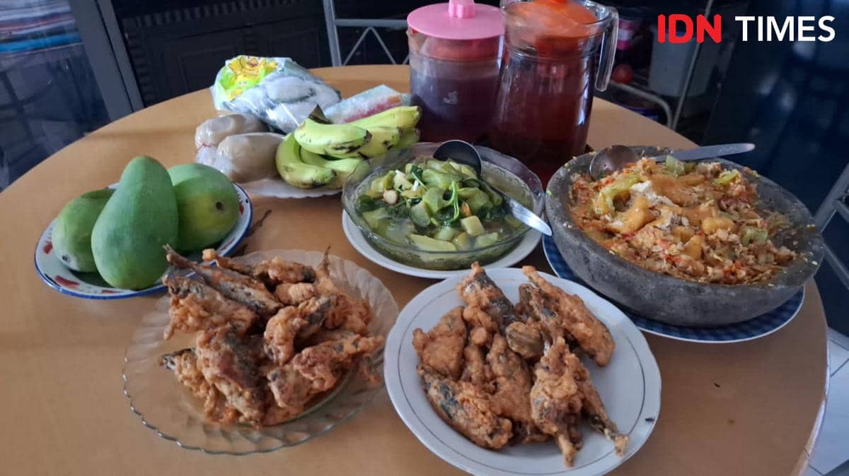 Aneka makanan tersaji di meja untuk para tamu yang datang ke klinik hukum agar dapat pulang dalam keadaan kenyang.