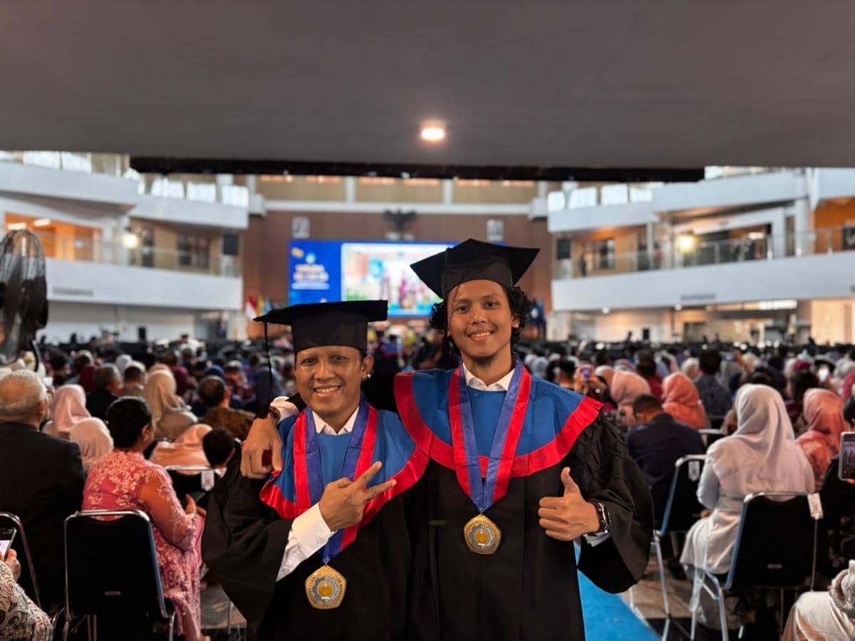 Cerita Bapak dan Anak Wisuda Bersama di ITS