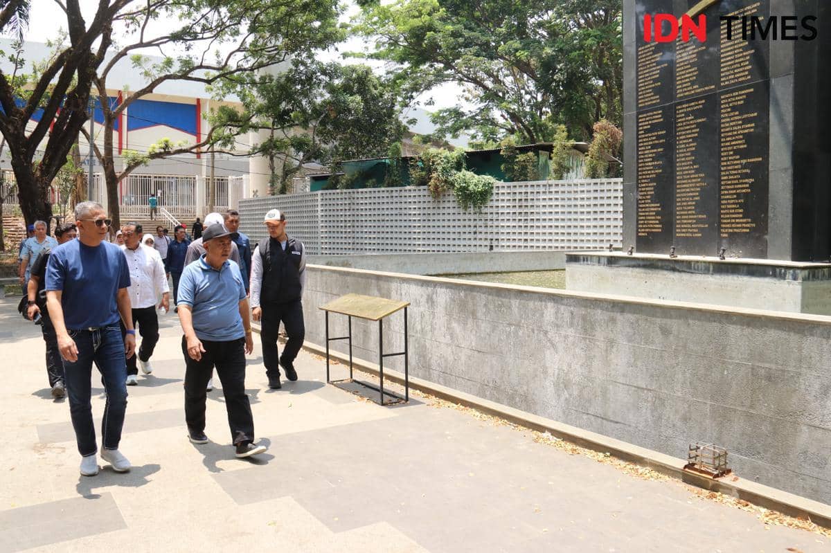 CEO Arema FC Iwan Budianto berbincang dengan Bupati Malang Muhammad Sanusi terkait pengelolaan Stadion Kanjuruhan.